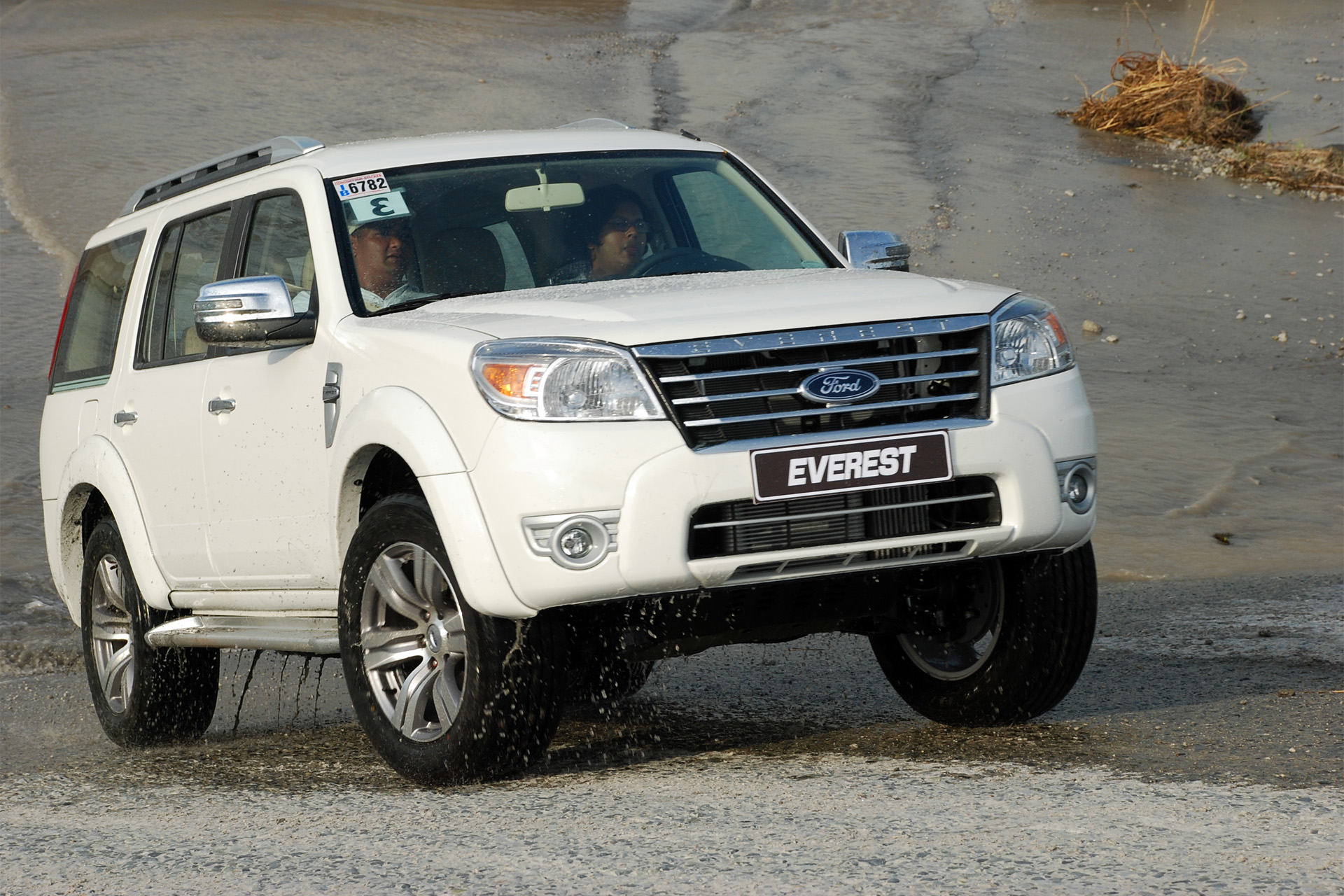 Noi that xe ford everest 2009 #3